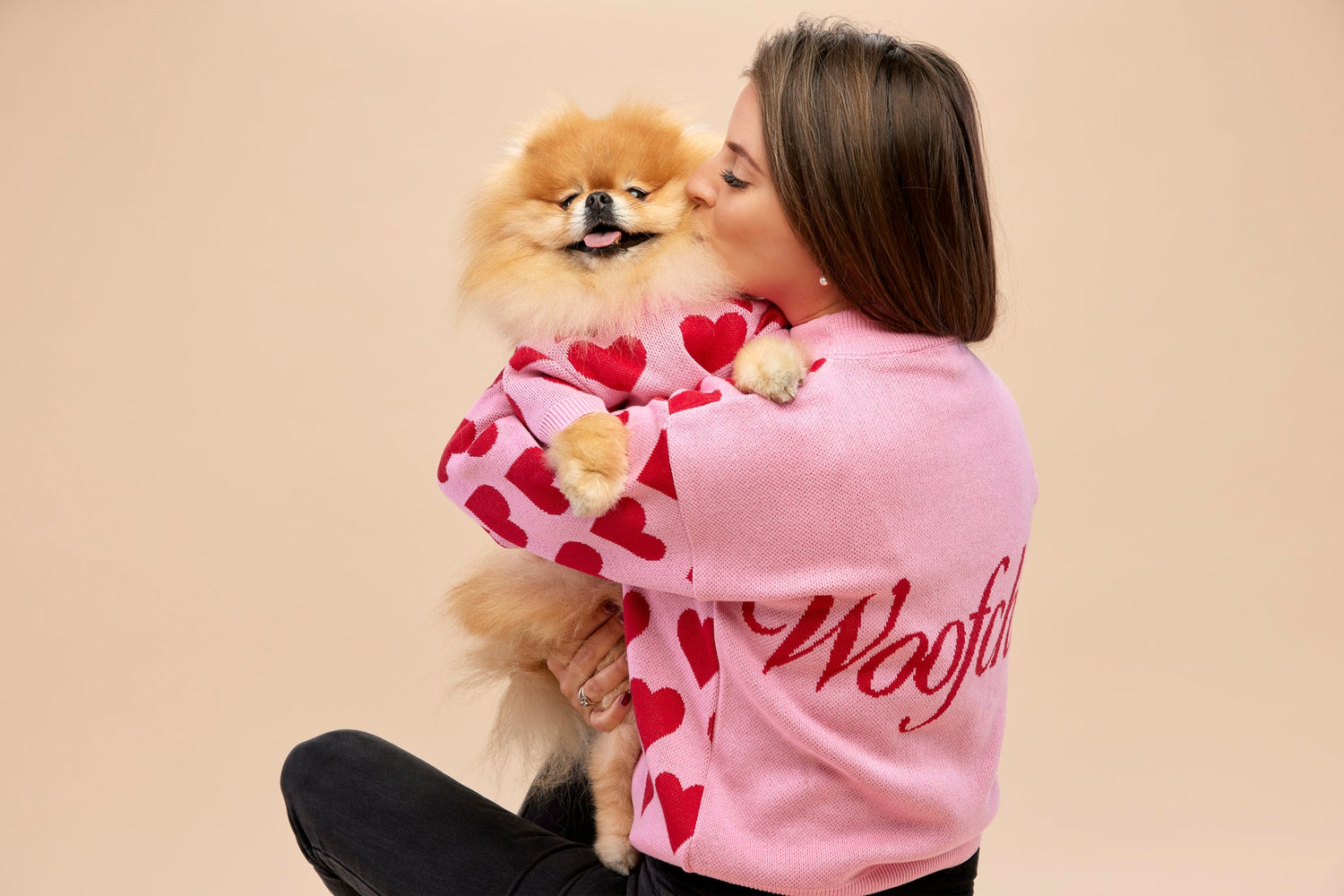 Kobieta i pies w dopasowanych sweterkach Woofchild „Toffi w misie” – styl matchy matchy