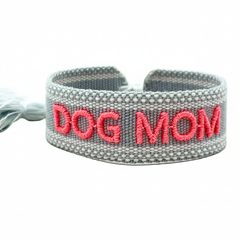 DOG MOM – tkana, haftowana bransoletka typu statement