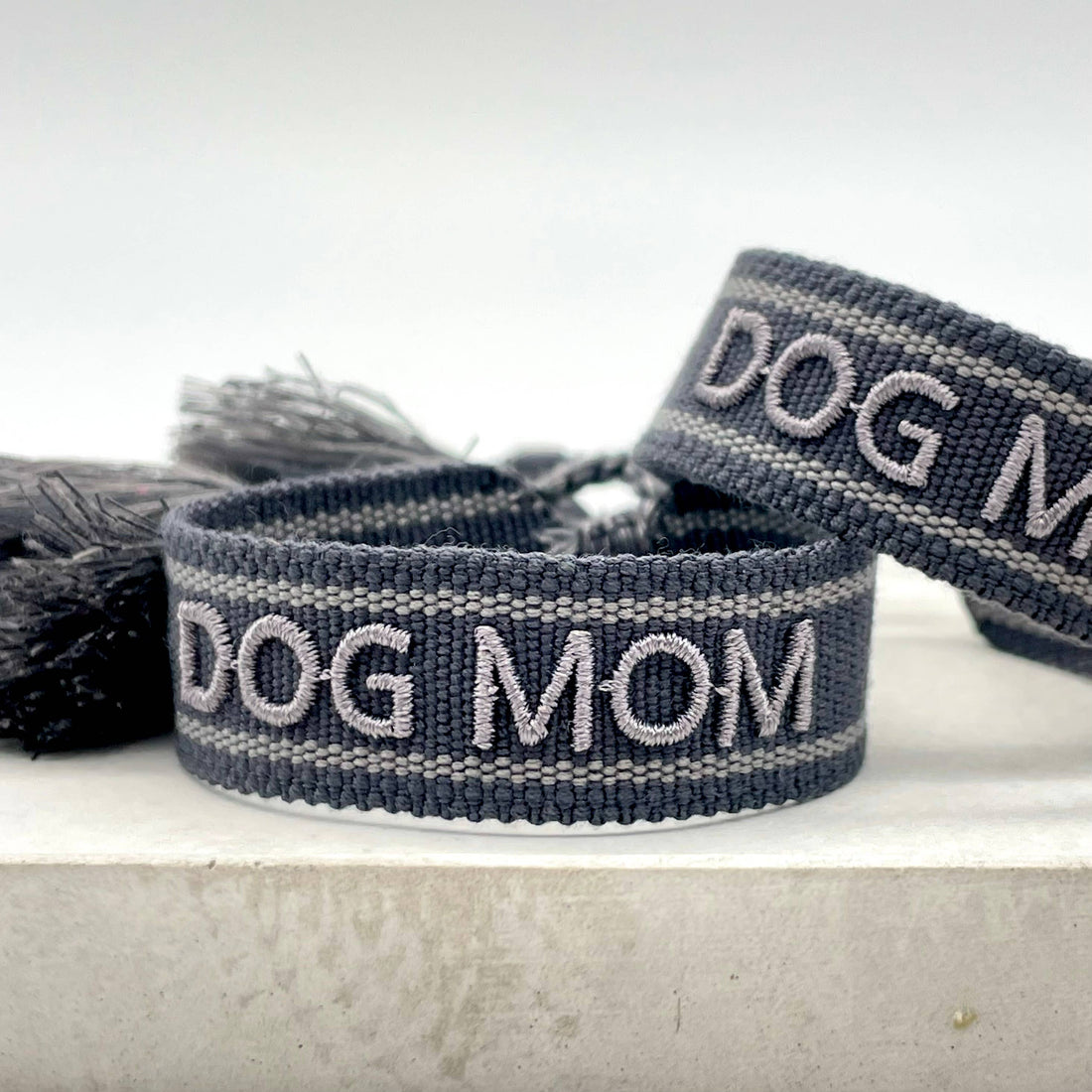 DOG MOM – tkana, haftowana bransoletka typu statement